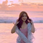 Brisia Jodie Instagram - gemeteran ngetiknya huhu. udah banyak bgt hal yg aku lewatin, banyak sekali hal yang aku ikhlasin. akhir2 ini aku cukup menutup diriku, tidak bisa percaya lagi hal2 indah di dunia, berasa ga adil aja gitu karna dikhianatin mulu huhu. TETAPI ya 2 tahun terakhir ini mengajarkanku banyak hal, aku belajar lebih bersyukur lagi, lebih bisa ga bego dalam lingkungan, menghargai orang yg bener2 sayang sama aku, ga gampang percaya sama orang dan masih banyak lagi. HMM YAUDAH DEH KEPANJANGAN INTINYA AKU SKRG HAPPYYYY! TERIMAKASIH SEMUA, untuk itu aku mau memberi sedikit rezeki yaitu 3 juta rupiah untuk 10 orang pemenang. caranya tinggal komen aja di tahun 2023 ini hal apa aja yang paling kalian inginkan. love you all❤️