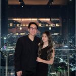 Brisia Jodie Instagram - Tahun baru ini sangat bersyukur karna masih diberi kesehatan&rezeki sehingga bisa kumpul bersama keluarga dan orang2 tersayang. walaupun setengah tahunku cukup pahit, tetapi berkat yg aku dapetin sekarang adalah berkat yang terbaik. aku percaya apa yang aku tanam selama ini lagi aku tuai sekarang. terimakasih keluargaku dan orang2 tersayangku yg selalu bikin aku ga sedih. semoga tahun ini jauh lebih baik dan rezeki kita semua berlimpah dan bisa selalu berbagi kepada sesama❤️ oh ya terutama pacarku ini yg baiknya menembus awan. love you❤️ Memang Pantas Ni Singkong Bersahabat Ma Kopi Akur Bener Di Mulut,,,,,,