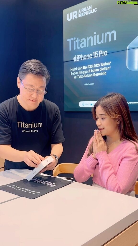 Brisia Jodie Instagram - Kemarin siapa yang masih inget aku sempet pre-order Iphone 15 di Urban Republic~ Nah hari ini aku bakal ambil Iphone 15nya langsung ke store Urban Republic yang di Ashta!! Cuss langsung cek video ku!! Karna hanya di Urban Republic aja yang PASTI mudah, original, dan terlengkap #URsolusinya #AppleatUR #iPhone15PastidiUR