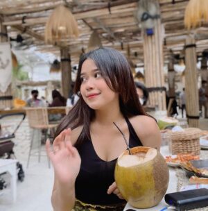 Brisia Jodie Instagram - Kayaknya kalo album “kisahku” dibikin series seru nih. Colek @eunwo.o_c