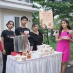 Brisia Jodie Instagram - Makanan&Minuman yg ada di acara Christmas kemarin. SUPER ENAK ENAK BGT DAN BISA BANGET DIPESEN KALIAN SEMUA BIAR ACARANYA SERU DAN BAHAGIAAAAAA🤍 semoga membantu hihi❄️☃️ Minuman : @estehindonesia Teppanyaki : @Koiteppanyaki Sate taichan : @satetaichanbangmaman Gultik : @gultikkalcit Bakso malang : @bakwanmalang99 Arranger : @ruangbahagiaproject_ DiRumah aja lah Diluar BeceX
