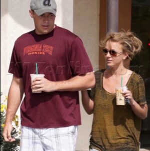 Britney Spears Instagram - This was 10 years ago …  I thought as you got older you shrunk … He is the shortest guy I ever dated .. I feel like I’ve never looked this small with any of the tall guys I’ve been with !!! Why is he staring at my cup … 

📸: X17 Online