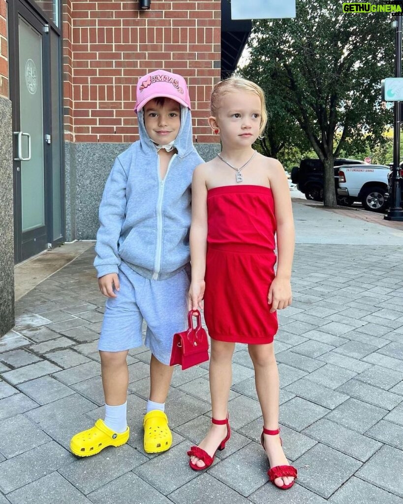 Britney Spears Instagram - It took me a minute … It’s Justin Bieber and Hailey !!! Freaking adorable !!! 📷: @mariaroberts / Getty