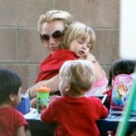 Britney Spears Instagram - I didn’t get to see my kids as much as I wanted so I would go to their school and have lunch with them 😉 !!! He just wanted me to hold him though !!! Our professional conversations 🤦🏼‍♀️🤦🏼‍♀️🤦🏼‍♀️ !!! 📸: Unknown