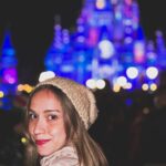 Bruna Tatar Instagram - nosso primeiro dia de parque foi mágico com direito a choro livre no show de fogos, eu gritando em absolutamente todas as montanhas-russas, fotinho com o 🐭 e as companheiras mais fodas de viagem @larissamanoela @amandadegodoi @amandaorestess HOJE TEM MAIS AAAAAAA ❤️ tô mt feliz 🏰 @disneyworld.brasil #disneyviptours