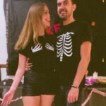 Bruna Tatar Instagram - conteúdo de casal no halloween interrompido por motivos de: meu namorado não sabe fazer cara de esqueleto 🙄💀 Halloween Town