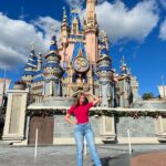 Bruna Tatar Instagram - nosso primeiro dia de parque foi mágico com direito a choro livre no show de fogos, eu gritando em absolutamente todas as montanhas-russas, fotinho com o 🐭 e as companheiras mais fodas de viagem @larissamanoela @amandadegodoi @amandaorestess HOJE TEM MAIS AAAAAAA ❤️ tô mt feliz 🏰 @disneyworld.brasil #disneyviptours