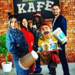 Burak Satibol Instagram - Hanımefendiler beyfendiler yeni dizimiz “Adım Başı Kafe” @exxen de yayındadır! Emeğini ruhunu veren herkese selam olsun. Bizden çıktı artık sizin himayenizdedir. İzleyenlerin yorumlarını duymak isteriz.Övgülerinizi yergilerinizi bekleriz. @aydemirsel @sryonal @ebru.a.aydemir @erdalsahin__ @cembaydur @ferhatuzundag @senay_gurler @zeynepcamci @serdarsanal @emrahkmn #adımbaşıkafe #üsyapım #exxen #komedi #yeni