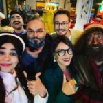 Burak Satibol Instagram - “Adım başı kafe” 1. Sezon çekimleri tamamlandı. Çok farklı bir iş oldu. Emeği geçen herkese sonsuz teşekkürler! Yeni sezonda görüşmek üzere... (3. Fotodaki araba @emrahkmn nın) ☕️🐈 #adımbaşıkafe