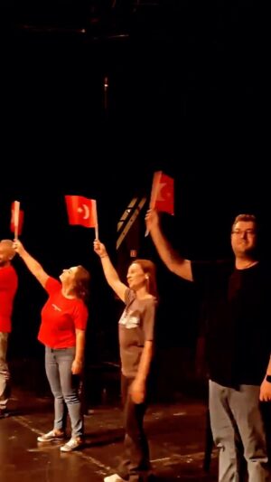 Burak Satıbol Instagram - Cumhuriyetimizin 100. yılı kutlu olsun, daim olsun! 
Atatürk’ün izinde, Kuvâ-yi Milliye ruhuyla, sanatın ve bilimin ışığında nice yüz yaşlara!
Yaşasın Cumhuriyet!
🇹🇷🇹🇷🇹🇷