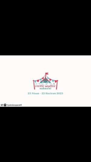 Burak Satıbol Instagram - Mahşer-i Cümbüş Tiyatro Topluluğu olarak böyle bir dayanışmanın içinde olmanın gururunu yaşıyoruz.

6 Şubat 2023’te Kahramanmaraş’ta meydana gelen depremlerin hemen ardından, ortaklarımızla bir toplantı planladık. Aldığımız kararlardan biri #SahnedenDayanışma kampanyamızı başlatmak, diğeri depremden etkilenen çocukların iyi oluşuna katkı sağlamak için bir proje planlamaktı.

#RenkliHayallerSahnesi'ni var edebilmek için, @GülGöker önderliğinde bir çalışma grubu kurduk. @buraksatibol, @fsunami, @alperbaytekin, @erkanuyanıksoy, @YesimOzsoyTR, @vyosunlu, @OrçunUcal, @CemreCemri #BirlikteDüşlüyoruz diyerek projeyi kurgulamaya ve kaynak arayışına başladı.

Amacımız, gösteri çadırlarımızı konteyner ve çadırkentlere taşımak; tiyatro oyunları, atölyeler, konserler, film gösterimleri ve sokak performanslarını çocuklarla buluşturmak; bir nebze de olsa çocukların iyi oluşlarına katkı sağlamaktı.

Sahadaki değerli deneyiminden yararlanmak için paydaşlarımızdan @ihtiyacharitasi ile görüştük; #RenkliHayallerSahnesi’nin her adımında yanımızda oldular.

@psikodramader ile görüştük, projede yer alacak tüm etkinlikleri “deprem bölgesinde yaşayan çocukların katılımına uygunluk” açısından incelemelerini istedik.

Proje fikrini paylaştığımız ilk toplantıda, @tobbturkem ve @netflixturkiye'nin bizimle birlikte heyecanlanması, projemizi destekleyeceklerini söylemeleri çok değerliydi; bu destekle güç bulduk.

Projenin her adımında deneyimi ve çözümcü yaklaşımlarıyla güvende hissettiğimiz sevgili prodüksiyon ekibimiz @MuratErsan34 ve @GayeKızılışık

Sel, fırtına, salgın hastalık gibi sorunları göğüsleyerek 62 gün 32 ekipten 123 sanatçıyı ağırlayan; 53 tiyatro oyunu, 32 atölye, 14 performans, 18 konser ve 84 film gösterimi için sahada görevli ekibimiz #KenanKılavun, #MehmetŞaker, @mansurdes , @kbrrshn , @emel.sevimli 🙏

Ve #RenkliHayallerSahnesi’nin renkleri olan performans ekiplerimiz, sahne önü ver arkasında emek veren meslektaşlarımız, sanatçılar 👏👏👏🤍🙏

#RenkliHayallerSahnesi’nde bizimle birlikte düşleyen ve dayanışmamızın bir parçası olan herkese çok teşekkürler! #BirlikteDüşlüyoruz