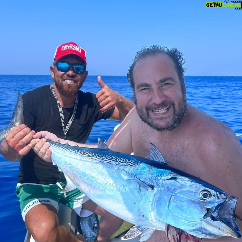 Burak Satibol Instagram - İlk defa orkinos avına çıktım ve bu güzellik kısmet oldu. Karada olduğu kadar suda da başarılı arkadaşım @atakavame ye kral balıkçılar @fishing_team_bodrum a çok teşekkürler. #bodrum #fishing Bodrum, Turkey