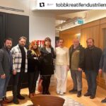 Burak Satibol Instagram - Yaratıcı dünyanın ve Sanatın iyileştirici gücünün farkındayız. @tobbkreatifendüstirlermeclisi @tiyatrokooperatifi ve @ihtiyacharitasiofficial olarak, deprem bölgesindeki çocuklar için gerçekleştireceğimiz projemizin ilk destekçisi @netflixturkiye ev sahipliğinde bir araya geldik. Etki alanımızı güçlenerek büyüteceğiz. #KalpleriSarmayaGeliyoruz
