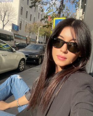 Burcu Gönder Instagram - Semt bizim 🥸