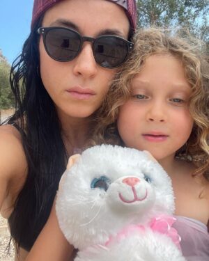 Burcu Gönder Instagram - #dünyakızçocuklarıgünü  Canım kızım Lisa’m ❤️