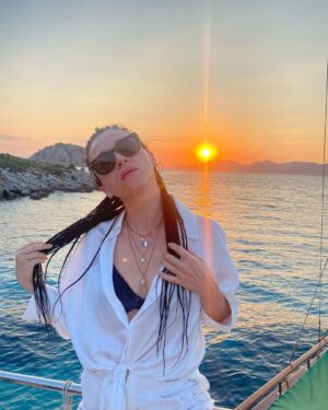 Burcu Gönder Instagram - 🤍 Sensation