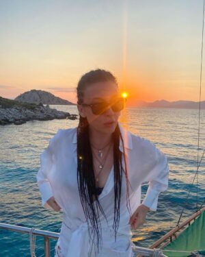 Burcu Gönder Instagram - 🤍 Sensation