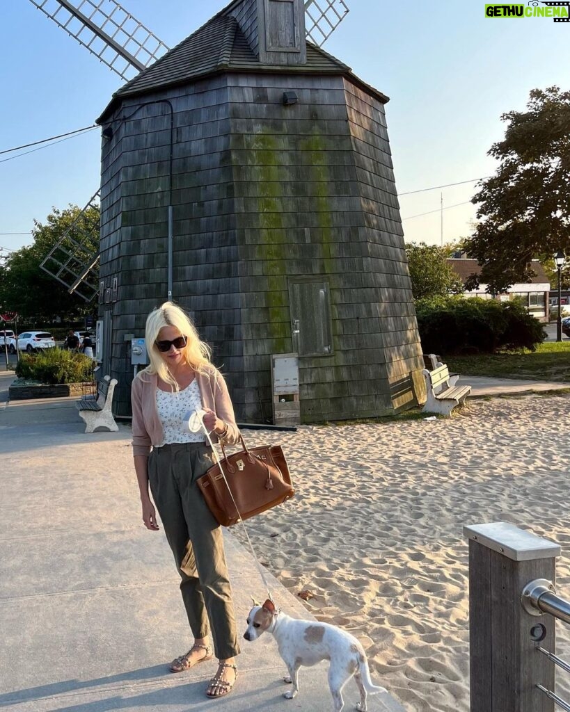 Byrdie Bell Instagram - Chewy takes the Hamptons 🐶 Southampton, New York