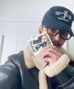 Byun Yo-han Instagram - 드디어 도착 그리고 내일 출시.🤙🏾실물 숨막힘.