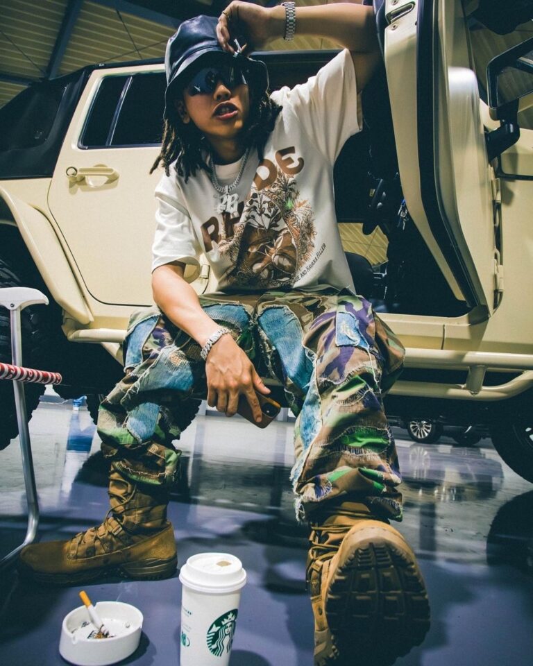 ¥ellow Bucks Instagram - I'm Survivin' the game🪖 やっと出せたEP。遅くなった。 去年くらいから自分の中の様子がおかしくて、色々と考えちゃう時間が増えた。だからセンチメンタルなとこも感じる作品になってる。Rap Gameも人生も強い心じゃないと生き残れないってこと。 オレのサバイブ記録。全新曲5曲。聴いてほしい！ 新しいMVも出たし、ツアーの報告もあるからチェックよろしく！ そして、サバイブってことで戦車を納車した🫡💯 #Survive #オレのタンクならまるでレズバニ