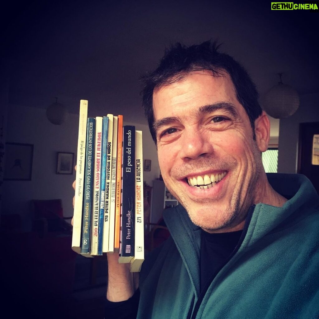 Álvaro Escobar Instagram - Como que uno también se siente premiado cuando le dan el Nobel de Literatura a uno de tus autores favoritos. #superpatudo 😂. #peterhandke