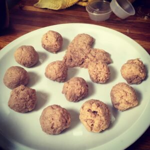 Álvaro Escobar Instagram - ¿Albóndigas de atún?  Si. Se puede! 😂