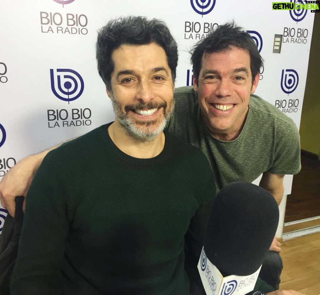 Álvaro Escobar Instagram - Con mi amigo @franciscoperezbannen en el #ExpresoBioBio para hablar de su programa “Maestros” 📺 La entrevista en vivo por @tvbiobio Radio Bío Bío