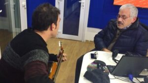 Álvaro Escobar Instagram - Salvando como se puede para cantar la canción común con mi querido Felo en el #expresobiobio  @tvbiobio