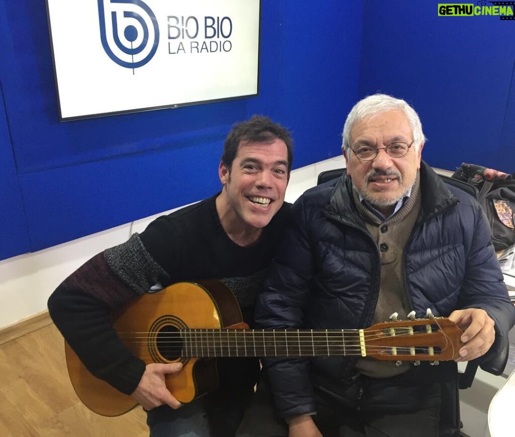 Álvaro Escobar Instagram - Guitarreamos con Felo en el #expresobiobio ! Radio Bío Bío