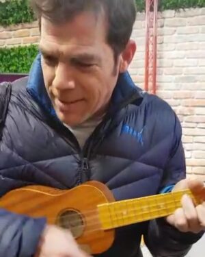 Álvaro Escobar Instagram - A veces me inspiro 🎼🎤🎧🎷