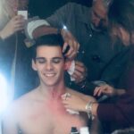 Álvaro Rico Instagram - Polo dejando de ser “Kennedy muerto” para volver a ser Álvaro 🤯😂 la fiesta de halloween dio para mucho. Que equipo tan maravilloso y que ganas de más @elitenetflix
