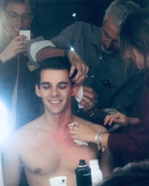 Álvaro Rico Instagram - Polo dejando de ser “Kennedy muerto” para volver a ser Álvaro 🤯😂 la fiesta de halloween dio para mucho.
Que equipo tan maravilloso y que ganas de más @elitenetflix