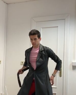 Álvaro Rico Instagram - Los verdaderos héroes de @elitenetflix son todo el equipo que me aguanta cada día 🤣🤣🙏🏻 Polo en Matrix. Toma 1 🎬
