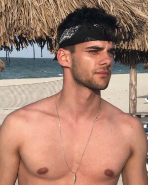 Álvaro Rico Instagram - Todavía estoy esperando a que @itzan.escamilla me regale el pañuelo 🐙🦑🦐🦞🦀🐡🐠🐟
