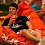 Álvaro Rico Instagram - Me quedo en este puff! @aperolspritzes #togetherwejoy #elaperolmascool Mad Cool Festival