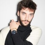 Álvaro Rico Instagram - @alvaroricoladera vuelve a Netflix con la serie de acción ‘Hasta el cielo’. Nos habla de este proyecto, pero también de lo que la fama le ha enseñado en estos años (y de la nostalgia de las primera veces): “Mi trabajo es actuar y yo disfruto con un guion en las manos. Lo demás es un derroche de energía innecesaria, que no me hace feliz y me lleva a lugares donde no quiero estar”. La entrevista ya está disponible en el 💥link en bio💥 Texto: @victormgonz Fotografía: @ecstasyandwine #AlvaroRico