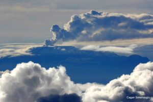 Çağan Şekercioğlu Instagram - #NevadodelRuiz #stratovolcano in #Colombia caused the biggest deadliest known #lahar (mud and debris flow) in known history when its 1985 #explosion buried the town of #Armero and killed over 25,000 people. I still remember the girl Omayra Sanchez who was stuck under the rubble and alive for 60 hours but could not be rescued and died. Her legs were caught under a door made of bricks and her dead aunt's arms were clutched tightly around her legs and feet. The volcano continues to threaten about 500,000 people that live around it.

Kolombiya'daki Nevado del Ruiz yanardağı 1985'de patladığında, bilinen en ölümcül lahara (çamur seli) yol açarak Armero kasabasında yaklaşık 25,000 kişinin ölümüne yol açtı. Beline kadar enkaz altında kalan ve 60 saat hayatta kalma mücadelesi verip kurtarılamayan küçük kız Omayra Sanchez'i dün gibi hatırlıyorum. Ayakları bir tuğla kapının altında sıkışmıştı ve ölen teyzesinin kolları bacaklarına sarılmıştı. Halen faal olan bu yanardağ, eteklerinde yaşayan 500,000 kişiyi tehdit etmeye devam ediyor.

@cagansekercioglu @uofu_science @natgeo @natgeomagazineturkiye @natgeotvturkiye #natgeoimagecollection #geology #nature #wildlife#conservation #biodiversity #biology #travel #animals #Neotropics
