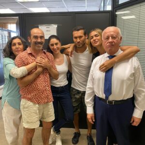 Édgar Vittorino Instagram - Aqui fuera de servicio estos pedazo de compañeros @michellec_p @jechanove @chanimartin @elviraminguez @amanda_rios_._ @andreas_munoz 
.
.
@desaparecidostv @primevideoes