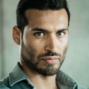 Édgar Vittorino Instagram - Alguna vez has hecho algo que no querías porque no tuviste otra opción y has tenido que cargar con ello ❓#desaparecidoslaserie 
.
Tenemos la 🤩 T1 de #DesaparecidosLaSerie en @telecincoes y NUEVA TEMPORADA (donde conocerás a mi personaje)en exclusiva a partir de mañana en @PrimeVideoes 👏🏼👏🏼 Todos los detalles en @DesaparecidosTV 💥 ¡GANAZAS! 💥