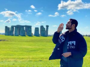 Édgar Vittorino Instagram - #stonhenge para algunos serán solo  unas piedras para mi es muestra de lo  capaces que podemos ser los seres humanos con Paciencia y Trabajo conjunto. Dos cosas que escasean hoy día. 1000 años para poner esas piedras allí y que 5000 años después sigan maravillando al mundo . #travel #actor #life