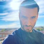 Édgar Vittorino Instagram - Me perdono a mismos por lo que ya fue y me atrevo a mirar de frente a mis demonios y mis vicios !! ellos también tienen miedo de que aparezca nuestra luz !💫porque perderían todo su poder ! Así que a trabajar ! 💫a brillar ! A sonreír ! Por más difícil que sea. Y sobre todo No perdáis el sentido del humor ! Madrid, Spain