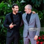 Édgar Vittorino Instagram - Elegí esta foto porque representa mejor lo qué para mi significan los eventos y los premios … se trata de reconocernos entre nosotros , con una sonrisa honesta hacia nuestros colegas,hacia nuestro trabajo y hacia el amor por la profesión (ingrata muchas veces ) y no de ir a posturear , lagartear una foto o una entrevista y mucho menos a tratar de demostrar que eres más que los otros colegas que están ahí ! Con una actitud pedante que aveces no se sabe si son personas o esfinges (pidiendo disculpas a las esfinges ) Ningún Actor o Director es más que otro por más fama que tenga todos somos la misma masa que ha esperado que suene el teléfono con el corazón en la mano sin recibir respuesta o que a gritado de emoción cuando se ha dado el milagro … así que feliz de haber estado en los @premios_platino y sobre todo de haberme abierto sin pretensiones a encontrarme con otros , con los que no pusieron una barrera y regalarnos mutuamente un honesta sonrisa para darle verdadero sentido a esta gran reunión . Viva iberoamerica !! El cine ! Las series ! Y el arte ! Madrid, Spain