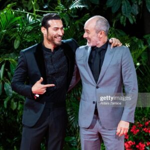Édgar Vittorino Instagram - Elegí esta foto porque representa mejor lo qué para mi significan  los eventos y los premios … se trata de reconocernos entre nosotros , con una sonrisa honesta hacia nuestros  colegas,hacia nuestro trabajo y hacia el amor por la profesión (ingrata muchas veces ) y no de ir a posturear , lagartear una foto o una entrevista y mucho menos a tratar de demostrar que eres más que los otros colegas que están ahí ! Con una actitud pedante que aveces no se sabe si son personas o esfinges (pidiendo disculpas a las esfinges ) Ningún Actor  o Director  es más que otro por más fama que tenga todos somos la misma masa que ha esperado que suene el teléfono con el corazón en la mano sin recibir respuesta  o que a gritado de emoción  cuando se ha dado el milagro … así que feliz de haber estado en los @premios_platino y sobre todo de haberme abierto sin pretensiones a encontrarme con otros , con los que no pusieron una barrera y regalarnos mutuamente un honesta sonrisa para darle verdadero sentido a esta gran reunión . Viva iberoamerica !! El cine ! Las series ! Y el arte !