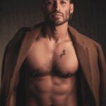 Édgar Vittorino Instagram - Por qué tipo de sixpack vas esta semana ? A or B ? La verdad ! Foto: @esquedachris #hardwork #vivirsinpermiso #bajocero #visavis #elrobodelsiglo #series #cine Madrid, Spain