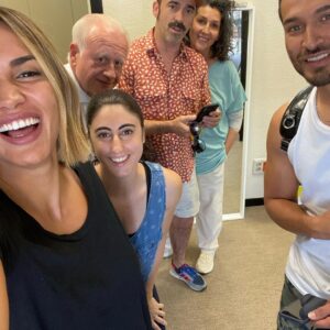 Édgar Vittorino Instagram - Aqui fuera de servicio estos pedazo de compañeros @michellec_p @jechanove @chanimartin @elviraminguez @amanda_rios_._ @andreas_munoz 
.
.
@desaparecidostv @primevideoes
