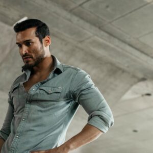 Édgar Vittorino Instagram - Alguna vez has hecho algo que no querías porque no tuviste otra opción y has tenido que cargar con ello ❓#desaparecidoslaserie 
.
Tenemos la 🤩 T1 de #DesaparecidosLaSerie en @telecincoes y NUEVA TEMPORADA (donde conocerás a mi personaje)en exclusiva a partir de mañana en @PrimeVideoes 👏🏼👏🏼 Todos los detalles en @DesaparecidosTV 💥 ¡GANAZAS! 💥
