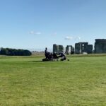 Édgar Vittorino Instagram - #stonhenge para algunos serán solo unas piedras para mi es muestra de lo capaces que podemos ser los seres humanos con Paciencia y Trabajo conjunto. Dos cosas que escasean hoy día. 1000 años para poner esas piedras allí y que 5000 años después sigan maravillando al mundo . #travel #actor #life Stonehenge world Heritage site, Great Britain