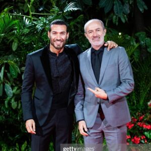 Édgar Vittorino Instagram - Elegí esta foto porque representa mejor lo qué para mi significan  los eventos y los premios … se trata de reconocernos entre nosotros , con una sonrisa honesta hacia nuestros  colegas,hacia nuestro trabajo y hacia el amor por la profesión (ingrata muchas veces ) y no de ir a posturear , lagartear una foto o una entrevista y mucho menos a tratar de demostrar que eres más que los otros colegas que están ahí ! Con una actitud pedante que aveces no se sabe si son personas o esfinges (pidiendo disculpas a las esfinges ) Ningún Actor  o Director  es más que otro por más fama que tenga todos somos la misma masa que ha esperado que suene el teléfono con el corazón en la mano sin recibir respuesta  o que a gritado de emoción  cuando se ha dado el milagro … así que feliz de haber estado en los @premios_platino y sobre todo de haberme abierto sin pretensiones a encontrarme con otros , con los que no pusieron una barrera y regalarnos mutuamente un honesta sonrisa para darle verdadero sentido a esta gran reunión . Viva iberoamerica !! El cine ! Las series ! Y el arte !