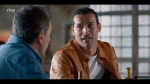 Édgar Vittorino Instagram - ustedes hablan de sexo con sus hijos o con sus padres como lo hace Paolo ?? #4estrellas 
.
@rtve 
.
#raulprieto #davidlorente #actor #seriesspañolas 
#paolo #javier #julio #4estrellas #actor #bar #series