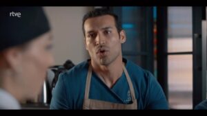 Édgar Vittorino Instagram - Bueno ayer se despidió Paolo de #4estrellas y la razón su inesperado hijo del cual se hizo responsable - Les dejó esta escena  donde ya se veía que no iba a ser capaz de separarse de él . Que opinan de su reivindicación??? 🫣

-hasta pronto vera del Rey !! Me voy con mi Marquitos ! 
.
- Gracias por el cariño que le dieron a el personaje de Paolo 💓💓 @rtve @thegoodmoodproductions